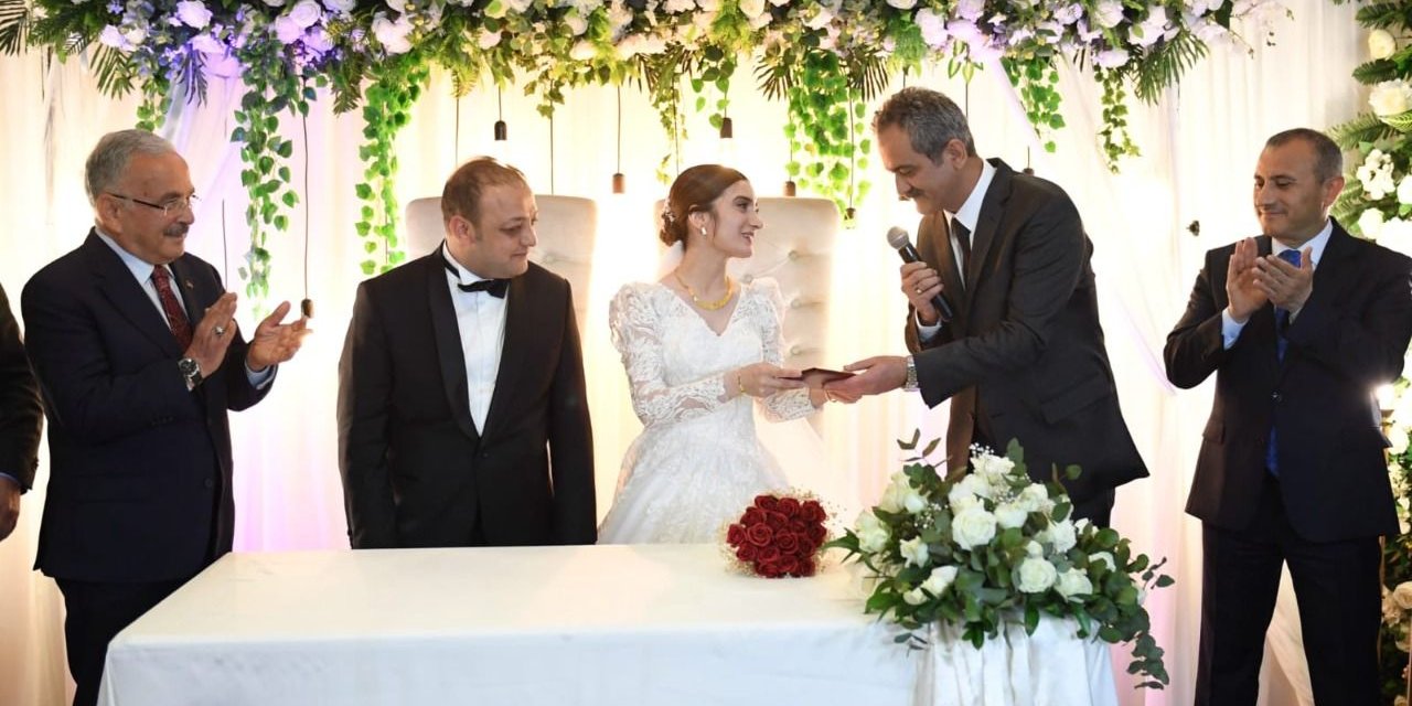 Milli Eğitim Bakanı Özer, Ordu'da nikah şahidi oldu