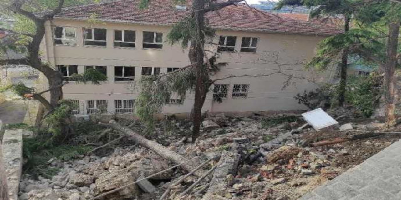Öğrenciler dersteyken okulun bahçesine istinat duvarı çöktü!