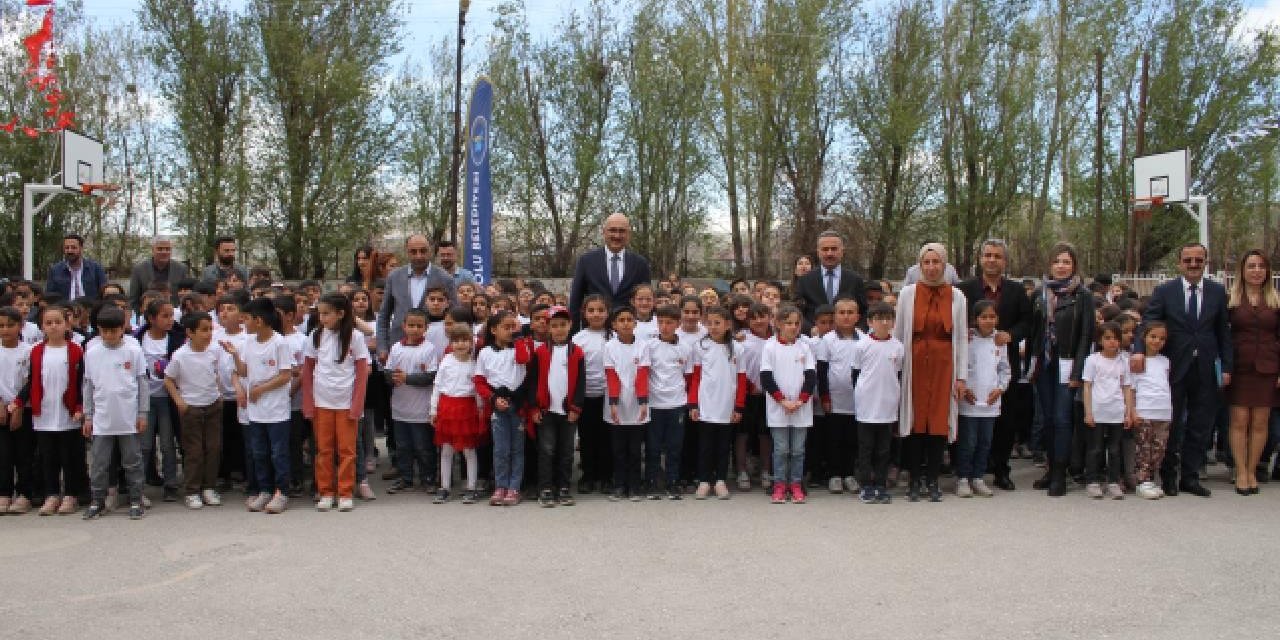 Van'da Cumhuriyetin 100. yılında 100 bin öğrenci için tişört üretildi