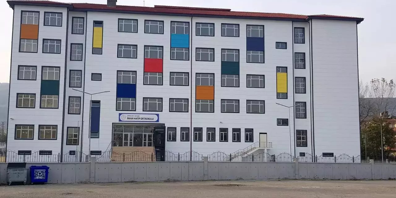 Zonguldak'ta okulun halatı koptu, 5 öğretmen yaralandı