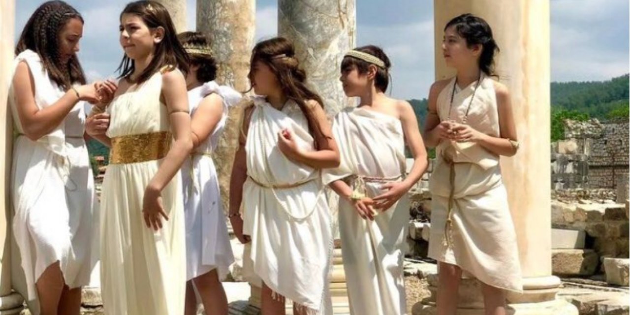 Öğrencilerin antik dönem kıyafetlerini giymesi öğretmen camiasını ikiye böldü
