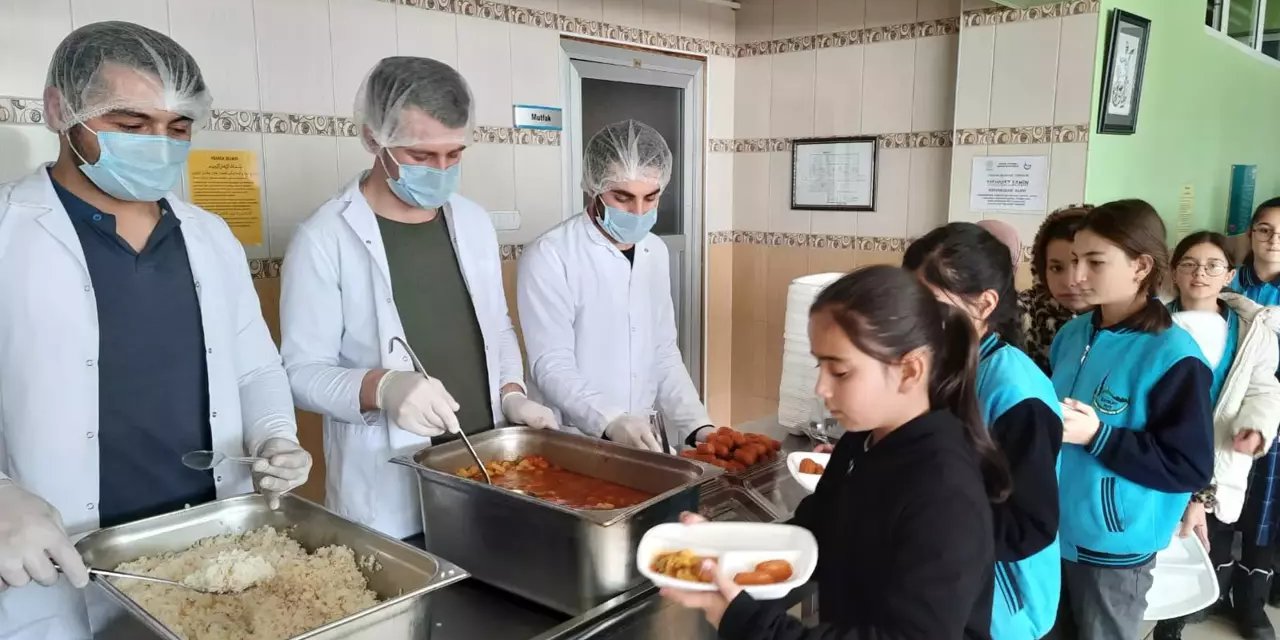 1-12. sınıf tüm öğrencileri ilgilendiriyor! Okullarda ücretsiz yemek uygulaması geliyor