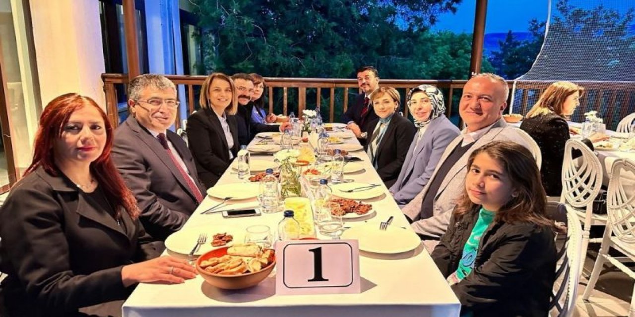 Bakan Mahmut Özer'in eşi gala yemeğine katıldı