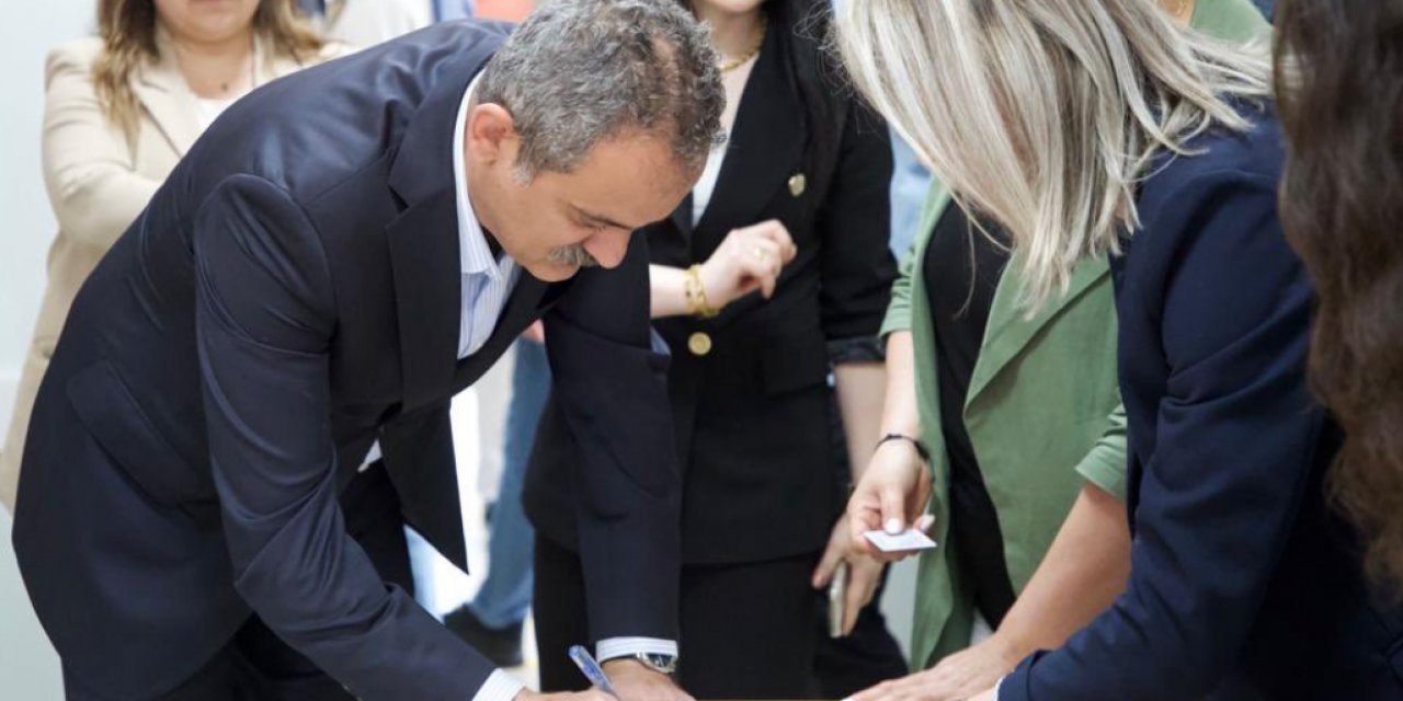 Mahmut Özer, 2. tur seçimleri için o okulda oyunu kullandı