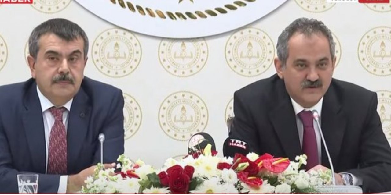 Mahmut ÖZER sadece 2 Bakan Yardımcısına isim kullanarak özel teşekkür etti