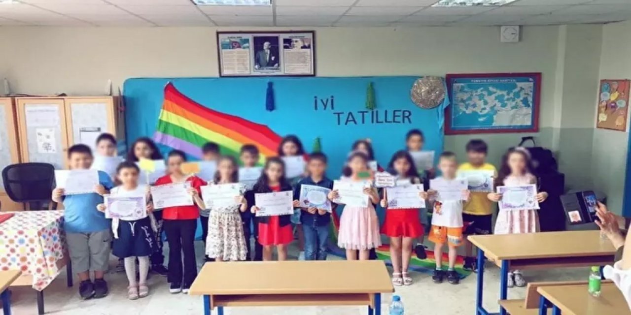 Silivri'de Öğrencilerle LGBT Bayrağı Altında Hatıra Fotoğrafı Çeken Öğretmen Hakkında Yasal İşlem Başlatıldı!