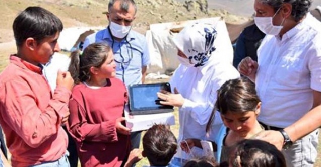 Bakan Selçuk’tan Öğrencilere Tablet Hediyesi