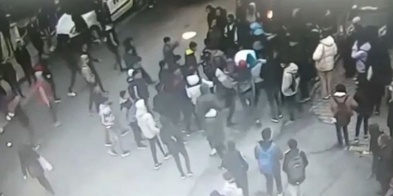 Korku Dolu Anlar! Liseyi Basan Saldırgan Öğretmeni Bıçakladı!