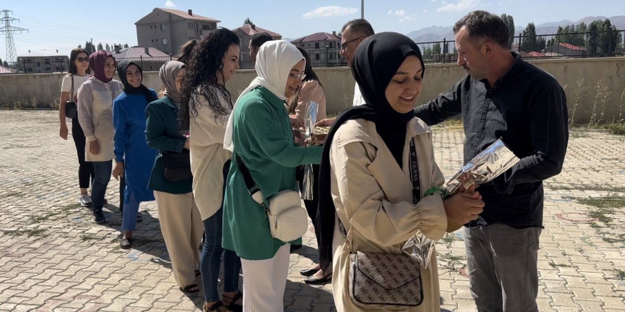 Yeni Atanan Öğretmenler, Okula Girerken Güllerle Karşılandı!