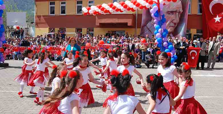 23 Nisan törenine katılan ücretli öğretmenin ek ders ücreti kesilir mi?