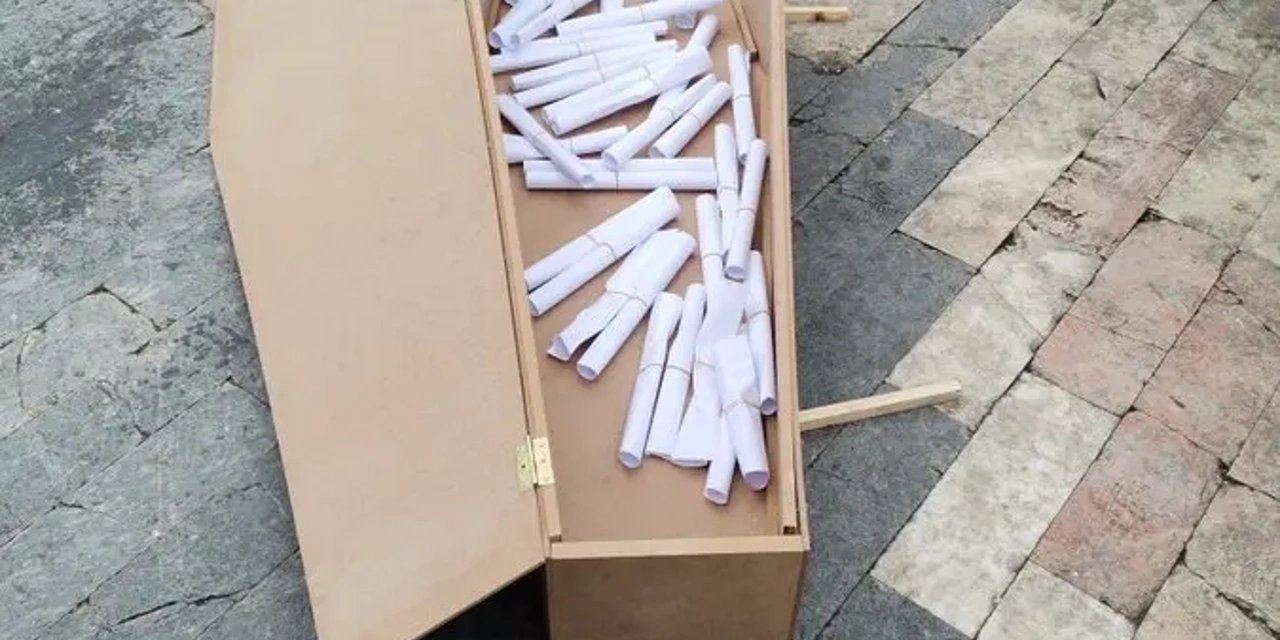 Ulus'ta Öğretmenlerin Güçlü İsyanı: Diplomalar Tabuta Gömüldü!