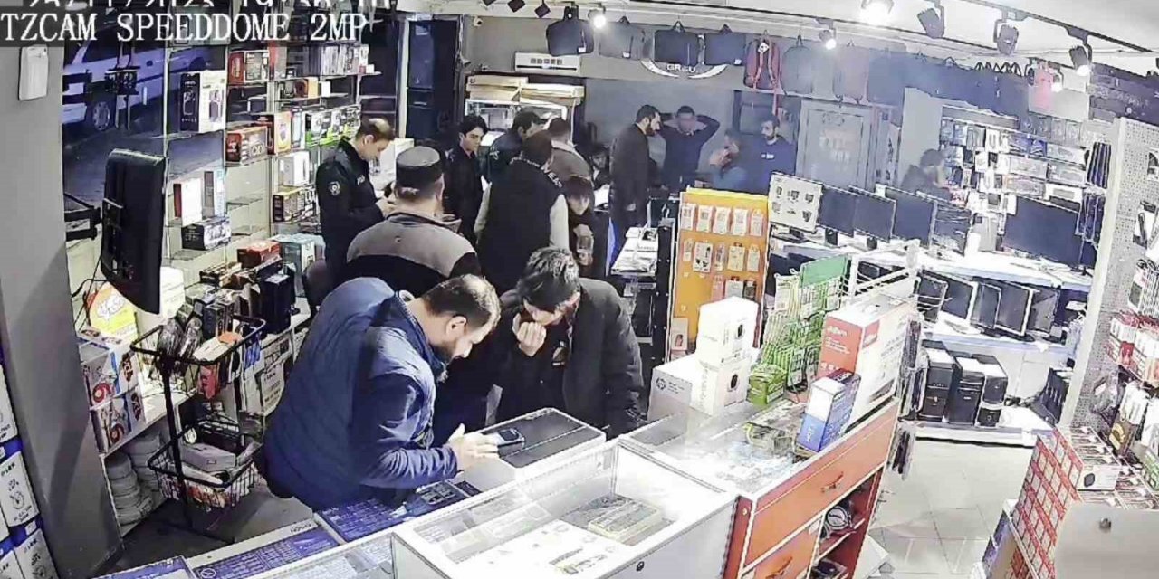 Arnavutköy'de Adeta Bir Kovalamaca: Hırsızlar, Çaldıkları Bilgisayarla Yakalandı!