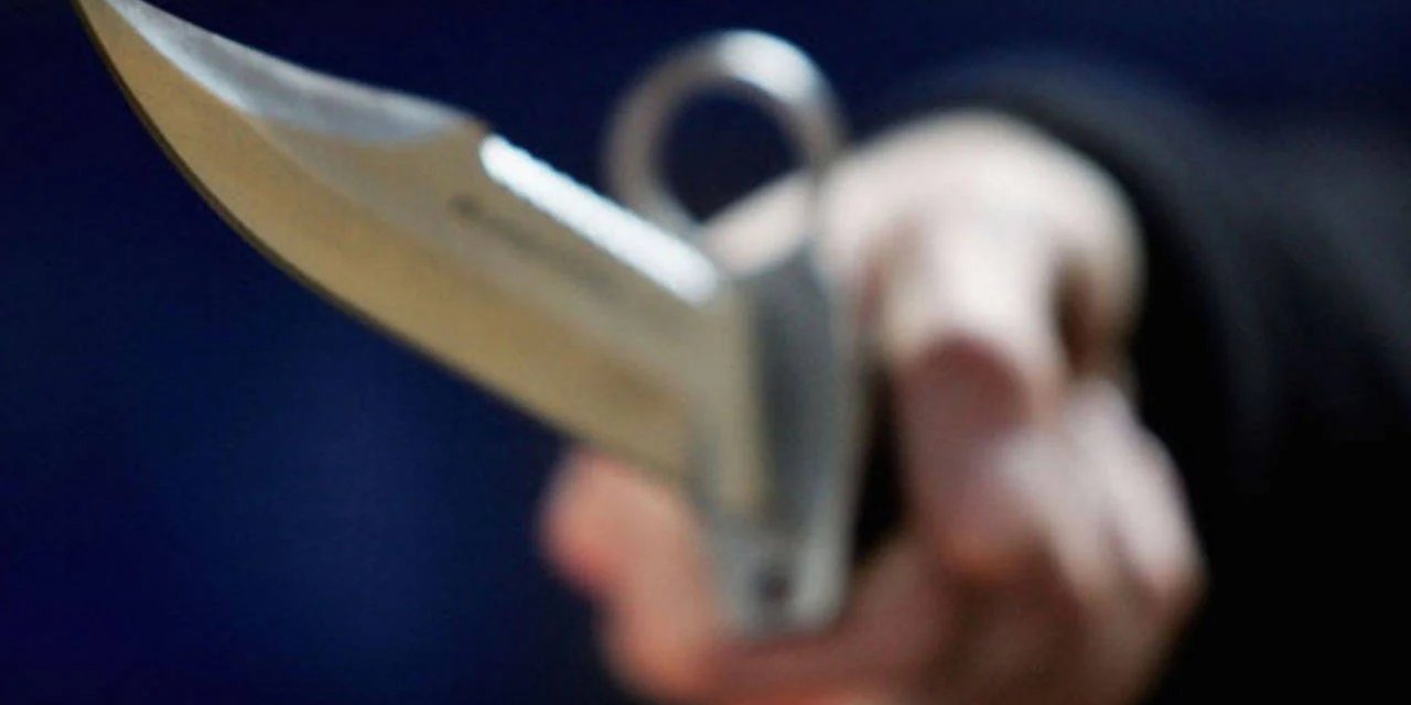 Sinir Krizi Geçiren Kadın Öğretmen Meslektaşlarını Rehin Aldıq