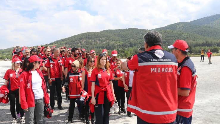 Orman Yangınlarına Öğretmenlerden Oluşan Bir Ekipler de Müdahale Ediyor