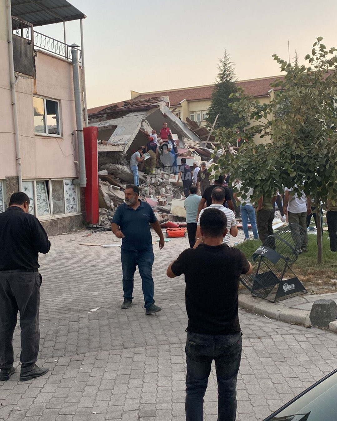 İşte Deprem Sonrası İlk Görüntüler; Balıkesir Sındırgı'da Yıkılan Binalar Var