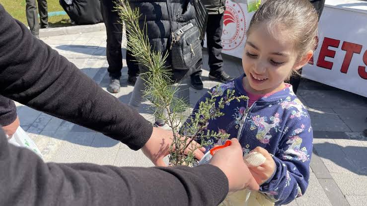Okulların Açıldığı İlk Gün Öğrencilere Binlerce Fidan Dağıtılacak