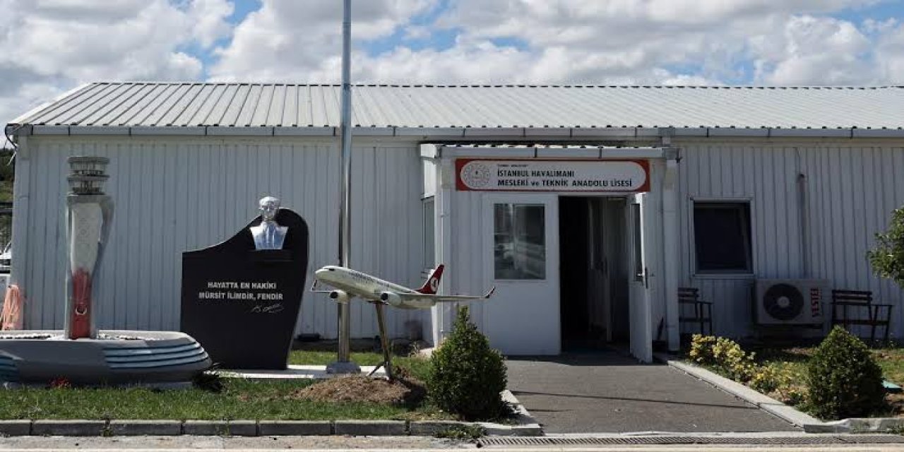 İstanbul'da Trans Öğretmen Skandalı, Din Dersine de Girmiş