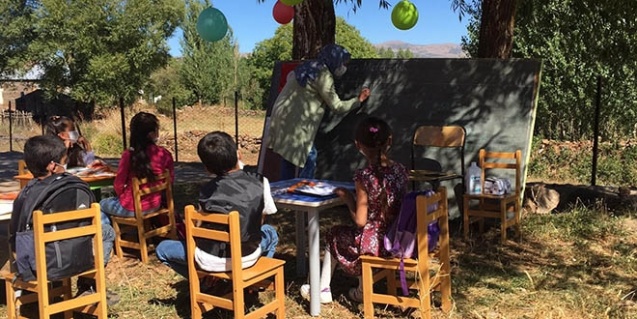 Öğretmen, Bahçeyi Sınıfa Çevirdi