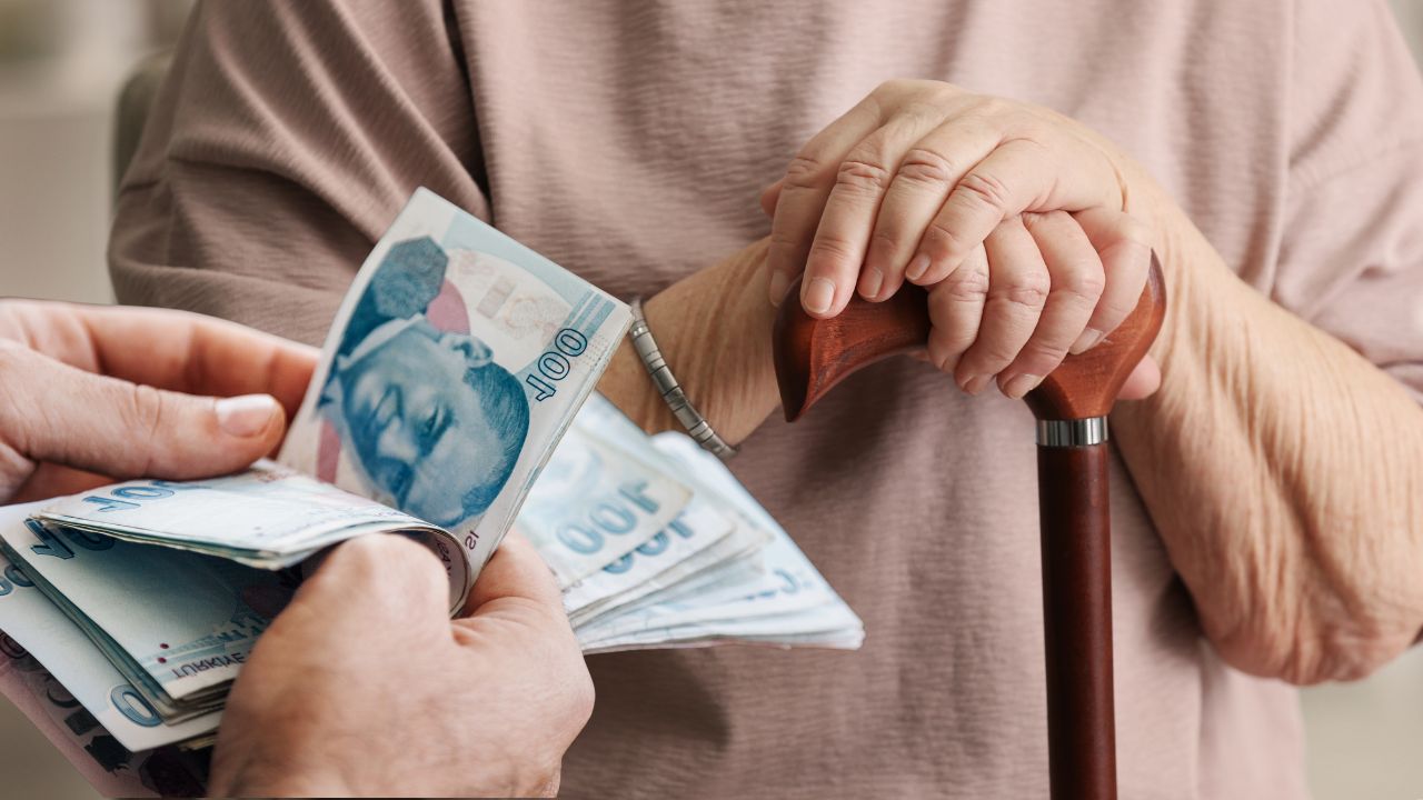 Çalışan Emeklinin, Emekli Maaşına El Konulacak