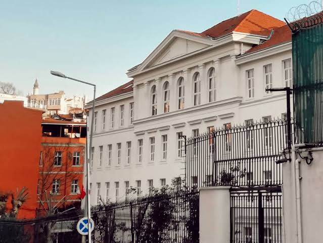 O Okulda Türk Öğretnenlere Yabancı Öğretmenden 5 Kat Daha Az Maaş Veriliyor