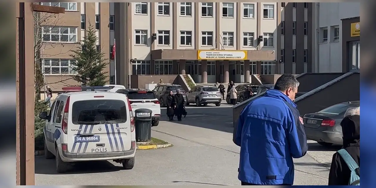 Son Dakika! Öğrencisi Tarafından Bıçaklanan Öğretmenlerden Biri Hayatını Kaybetti