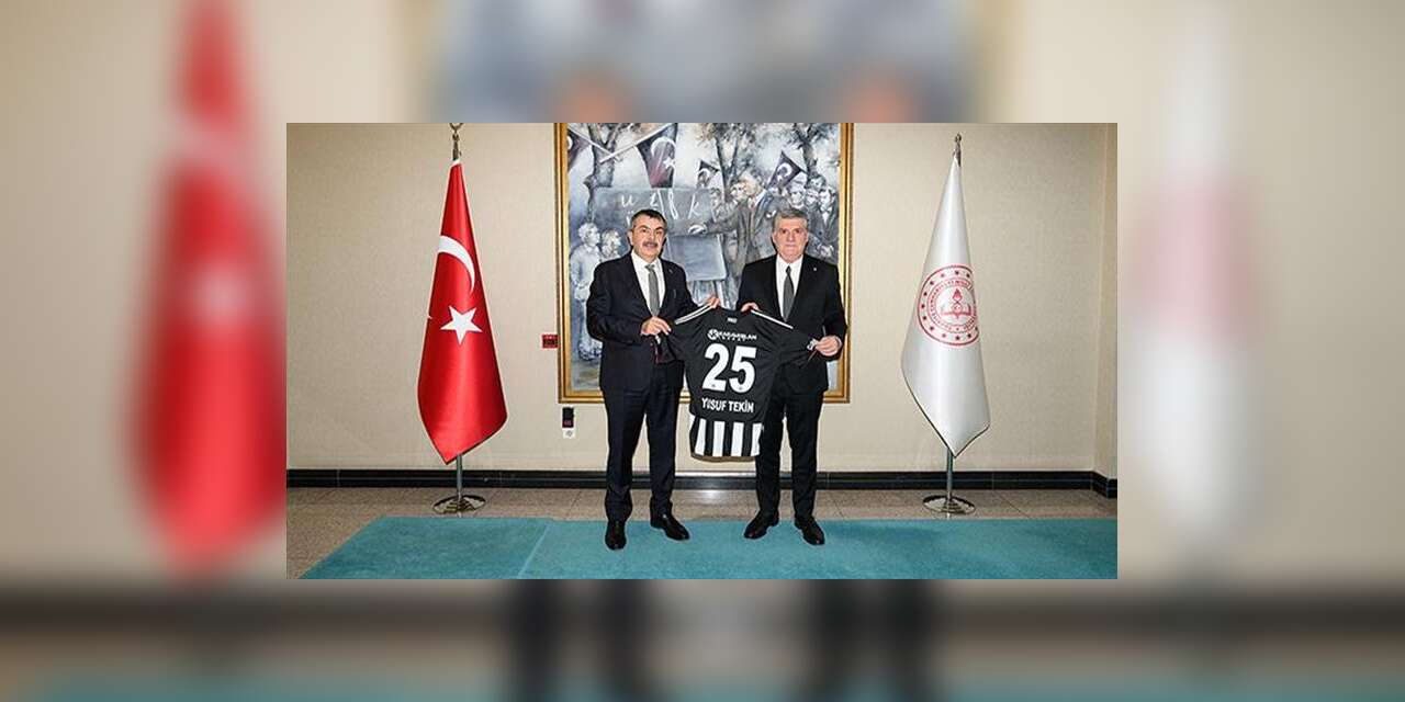 Beşiktaş Başkanı Adalı'dan Bakan Tekin'e Forma Hediyeli Ziyaret