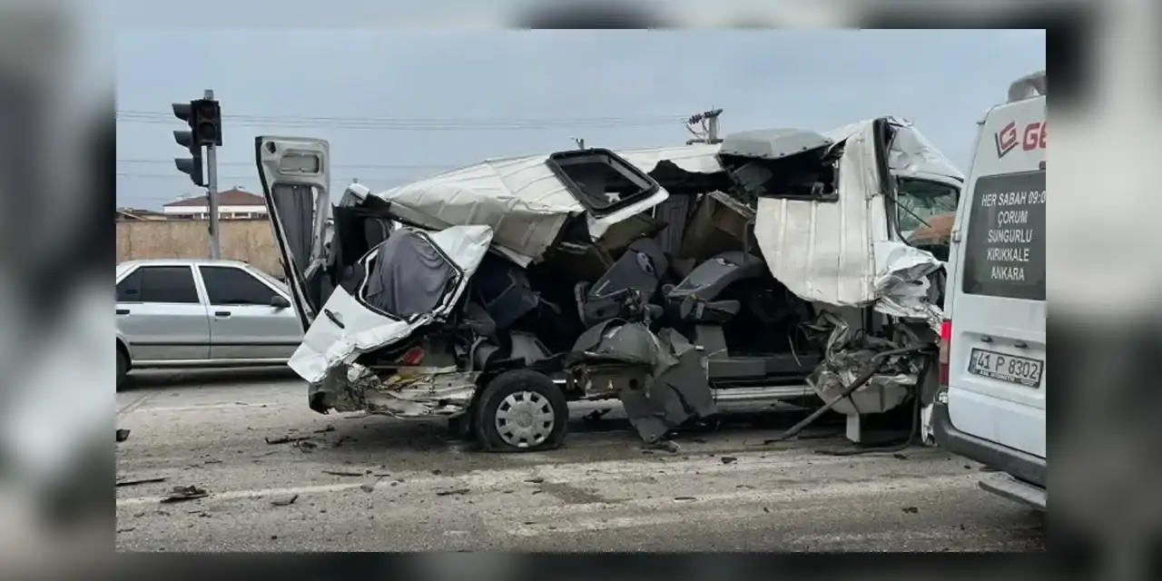 Öğrenci Servisine Tır Çarptı, 10 Öğrenci Yaralandı