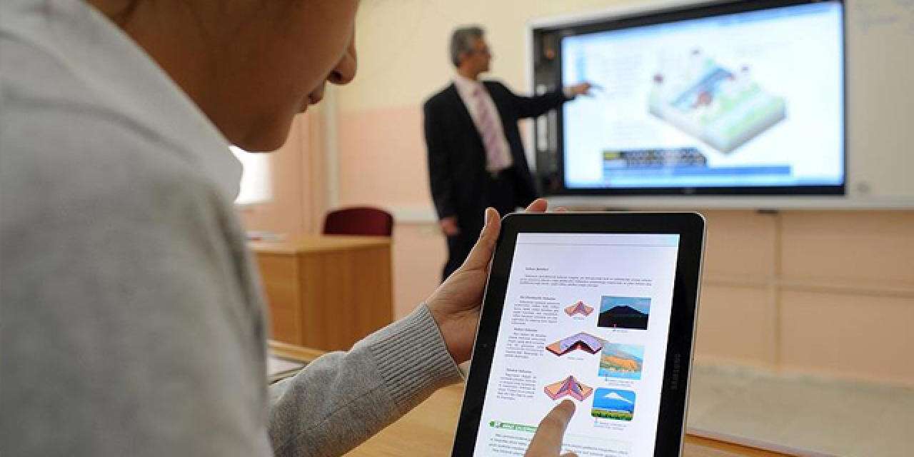 Öğretmenlere Aylarca Sürecek Akıllı Tahtaya Sistem Yükleme Görevi