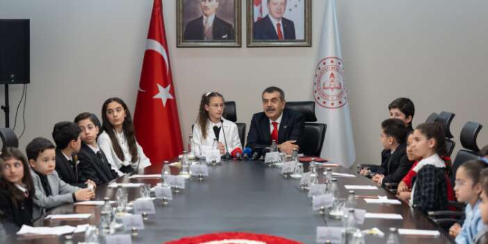 Temsili Bakanın İlk Talimatı: 'Teneffüsler Uzasın, Telefonlar Kapansın!