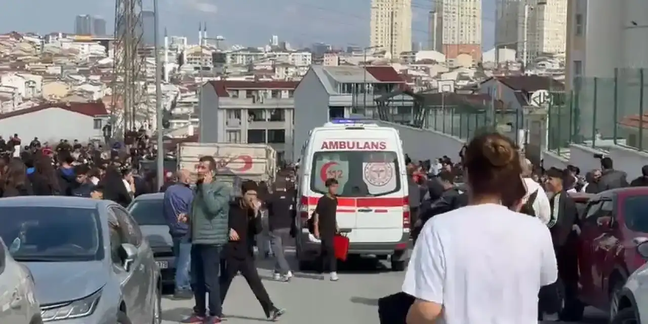 Esenyurt'ta Bir Lisede Bıçaklı Kavga Çıktı