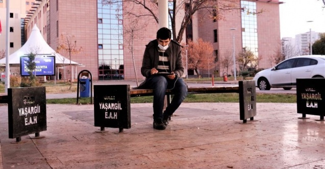 Covid-19 Tedavisi Gören Babasına Refakatçi Öğretmen, Hastane Bahçesinde Canlı Ders Veriyor