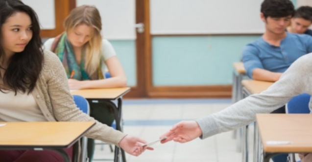 Öğrenciye Kopya Veren Öğretmene Ceza Verilir