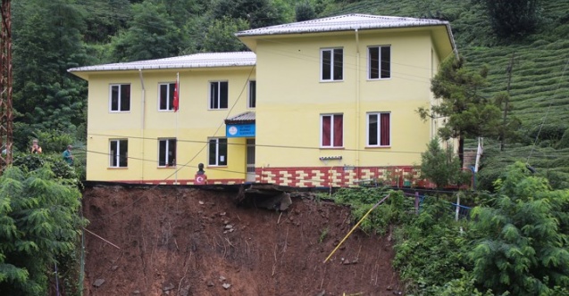 Rize'de heyelanda bahçesi kopan okul, eğitime açılacak mı?