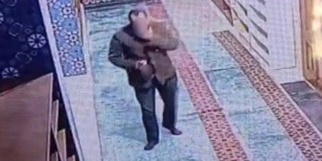 İstanbul'da Camiye içki şişesiyle girdi, sigara içti, Kur'an-ı Kerim'e tekme attı