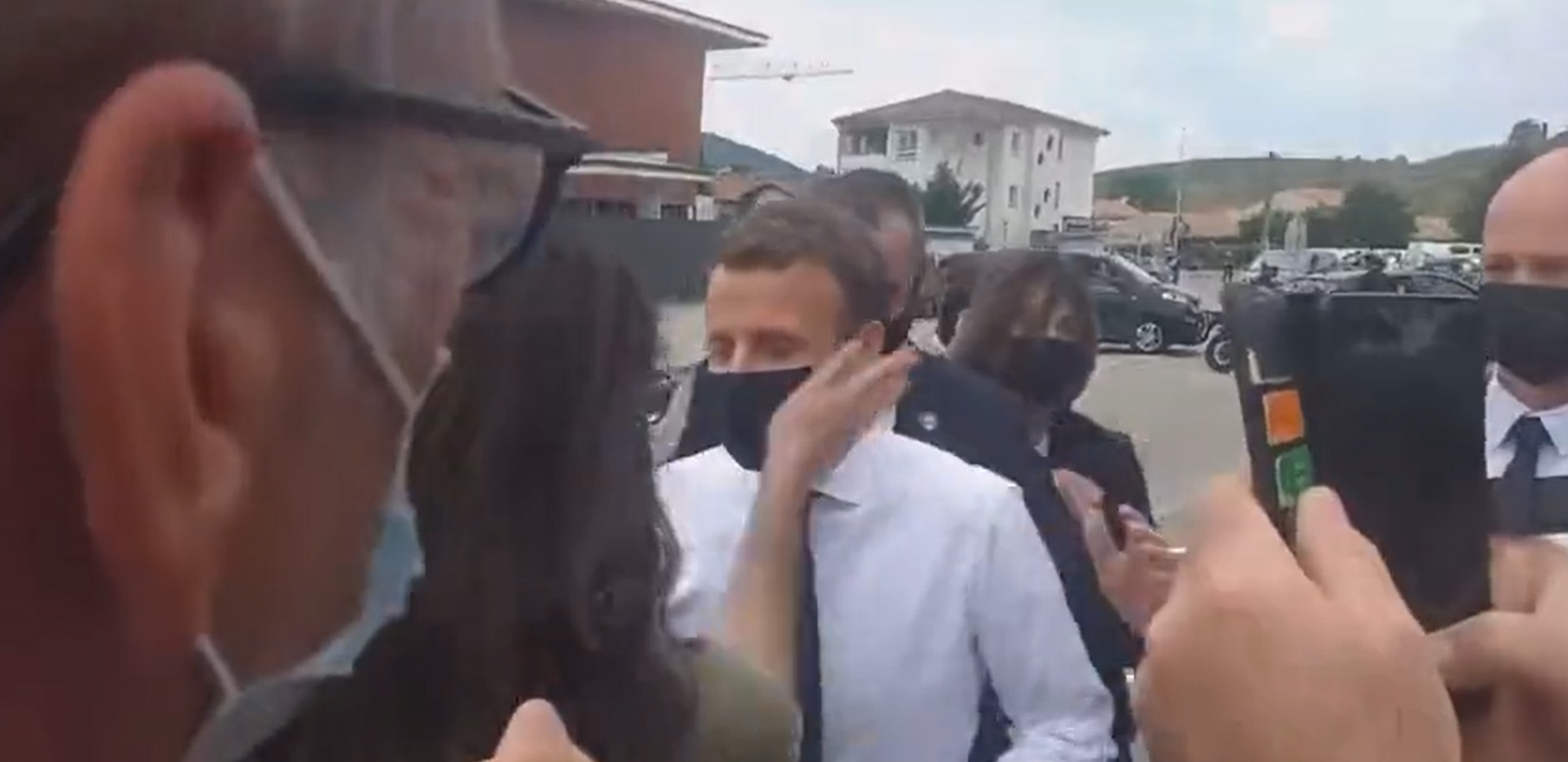 İşte Fransa lideri, Macron'un bir kadından tokat yediği o görüntüler..