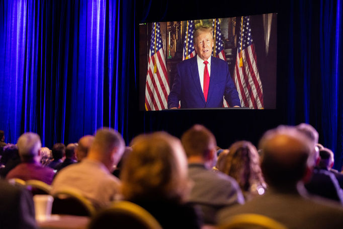 Trump twitter'a geri döndü