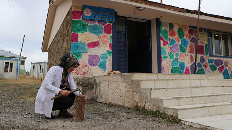 Meryem öğretmen, 'Öğrencileri üşümesin' diye odun kırıp, soba yakıyor