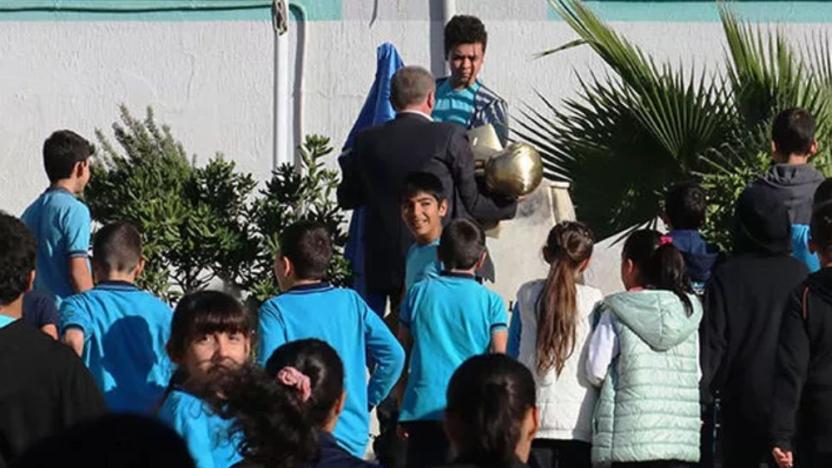 Okul bahçesindeki Atatürk büstüne saldırı: Boyun kısmından kırdılar