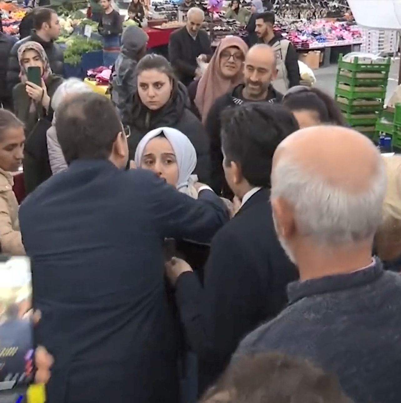 Pazarın ortasında "bana vuruyor" diyen hamile kadın, Ekrem İmamoğlu'ndan yardım istedi.