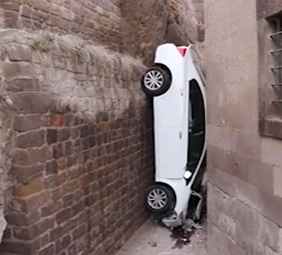 Öğretmenler Günü'nde feci kaza, araç istinat duvarı ile cami duvarı arasında sıkıştı.