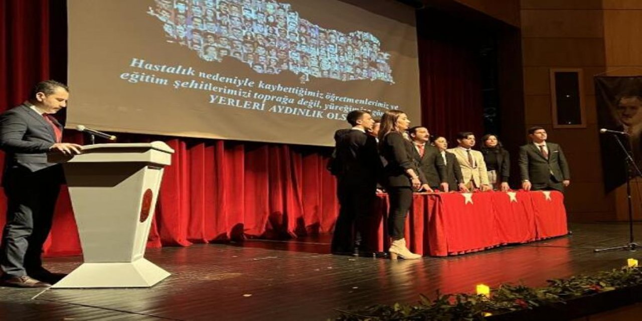 İl Milli Eğitim Müdürü, öğretmenler için sahnede türkü söyledi