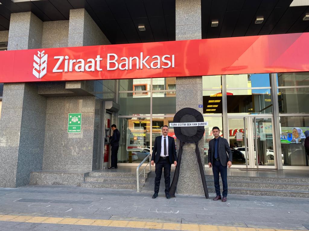 11 bin personele 3600 lira promosyon teklif eden bankaya siyah çelenk bırakıldı