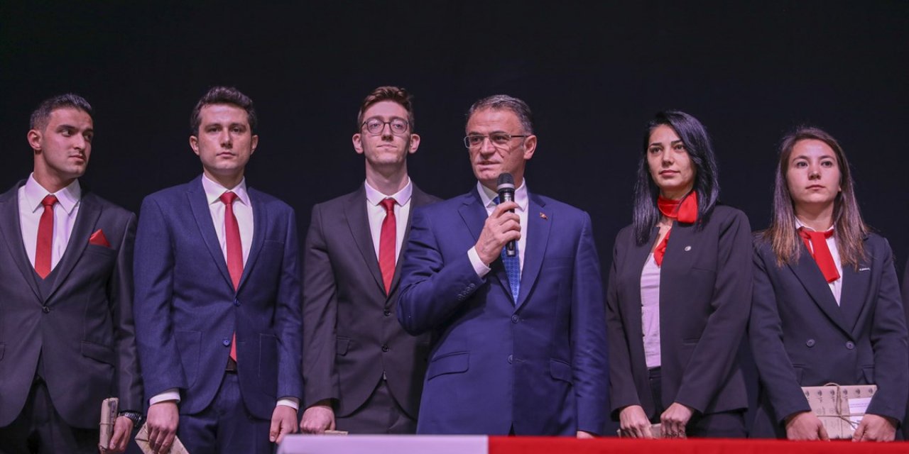 Van’daki 24 Bin Öğretmene Kitap Hediye Edildi