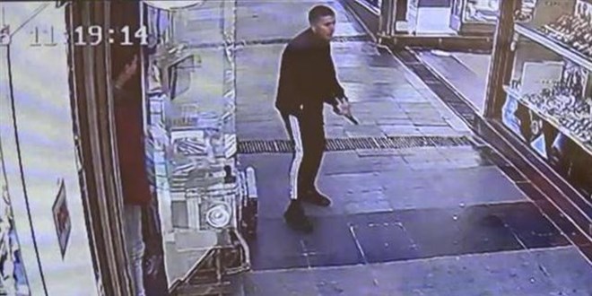 Çayı geç getirdi diye tabancayla vurdu