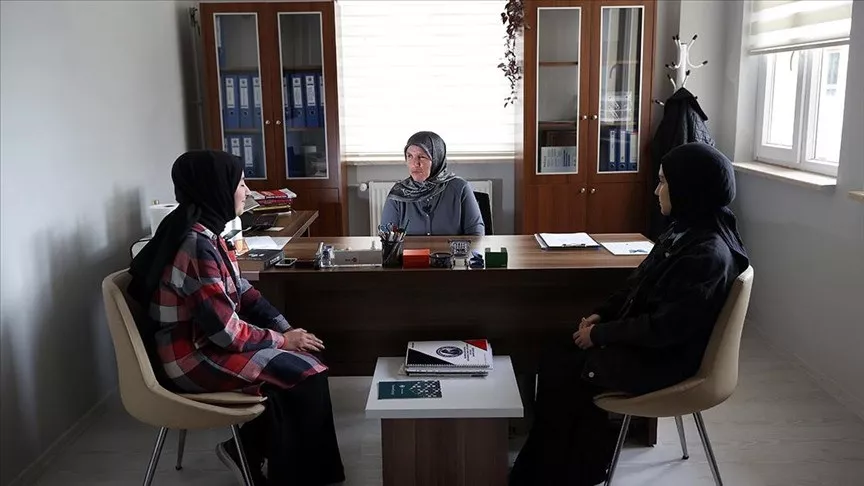 Görme engelli Nezaket öğretmen öğrencilerinin kariyer yolunu çiziyor