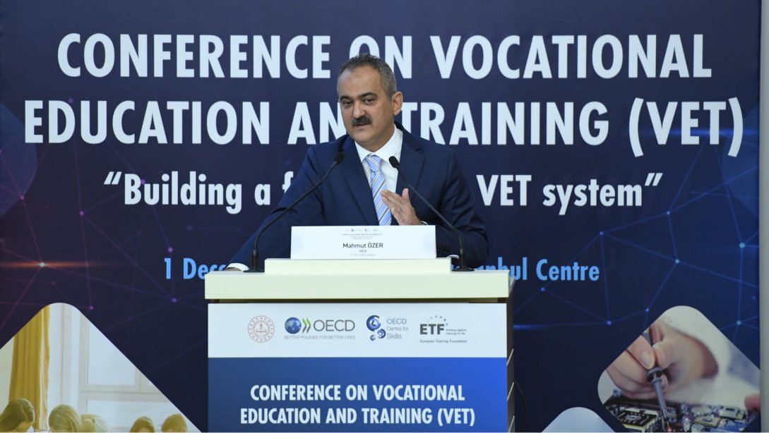 Mahmut Özer'den canlı yayına çıkmasına engelleyen muhabire tepki: Şiddet mi uygulayacaksınız?