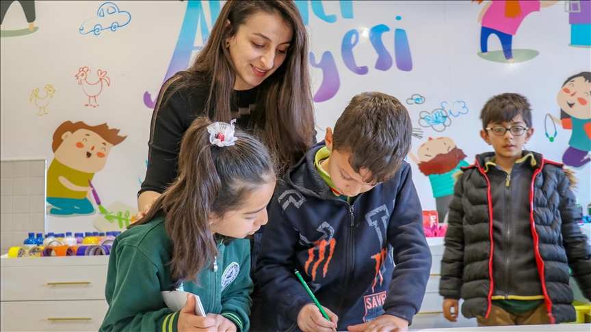 Van'da 90 gönüllü "öğretmen" çocukları geleceğe hazırlıyor
