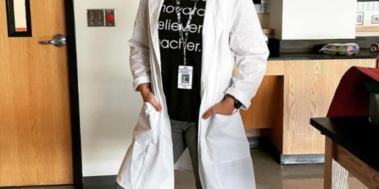 Kendisi gibi öğretmen olan kocası ile sınıfta cinsel ilişkiye girip görüntüyü müstehcen sitede sattı.