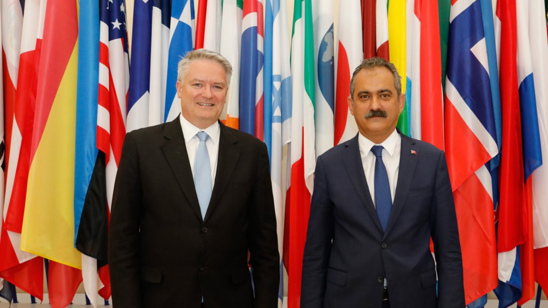 Bakan Mahmut Özer, OECD Eğitim Bakanları Toplantısı'na Katılmak Üzere Paris'e Gidiyor