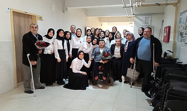 Samsun'da öğretmen ve öğrencilerin aldığı tekerlekli sandalyeler engellilere dağıtıldı